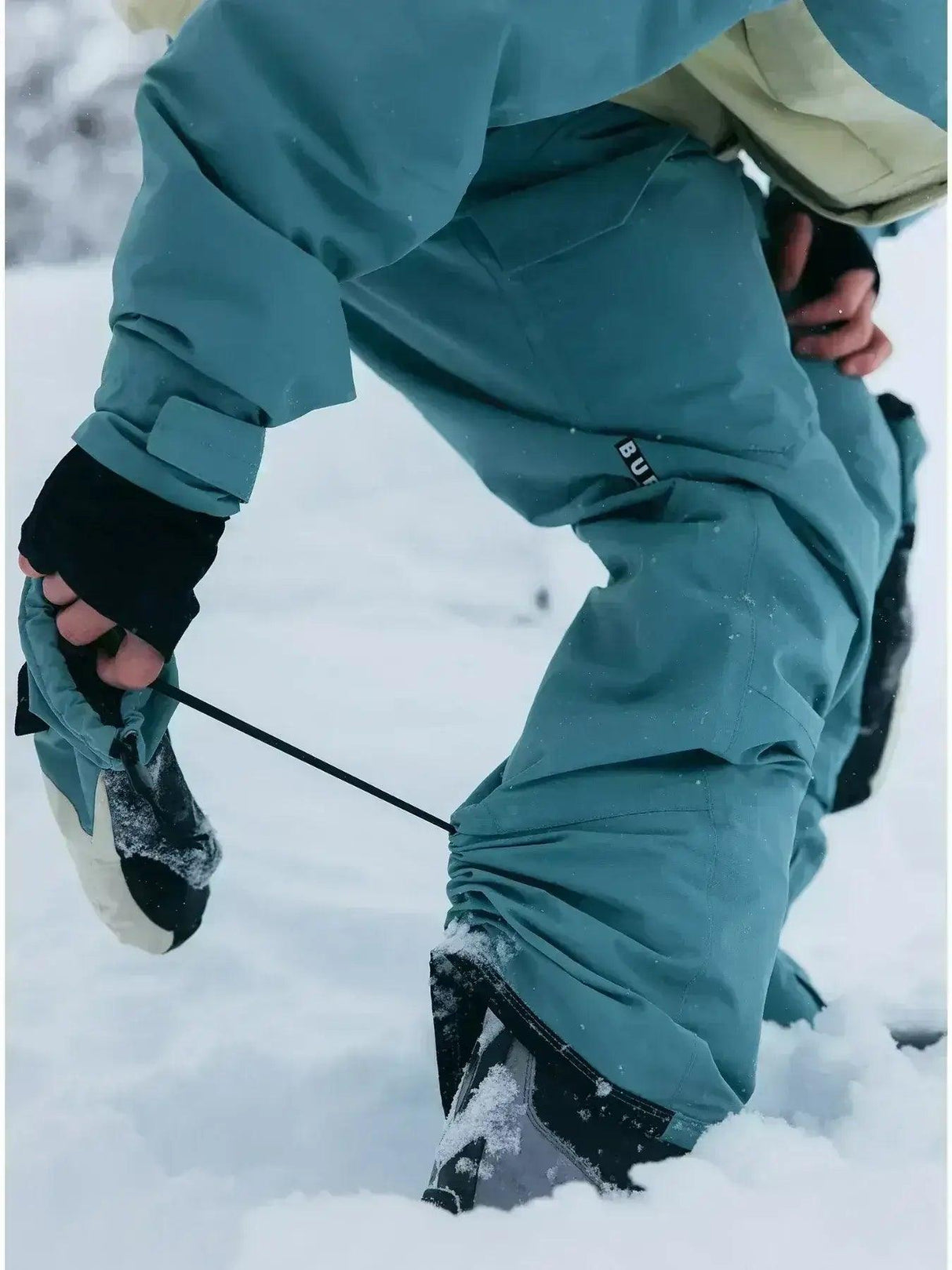 Alquiler Ropa de Esquí y Snowboard en Soldeu - Grandvalira - Oro / Pantalón -CaranvaSports - temporada 2026