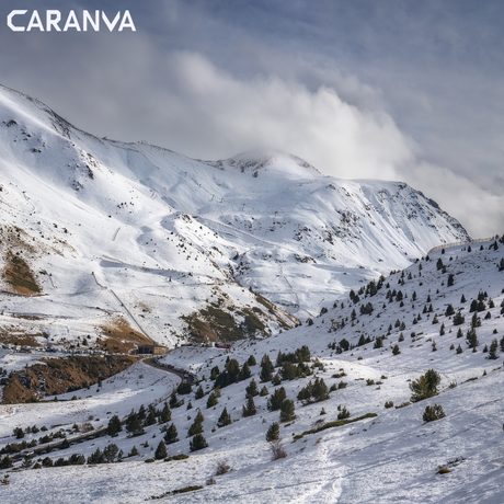 Cómo prepararte para esquiar en Sierra Nevada - Caranva - {{ article.tags }}